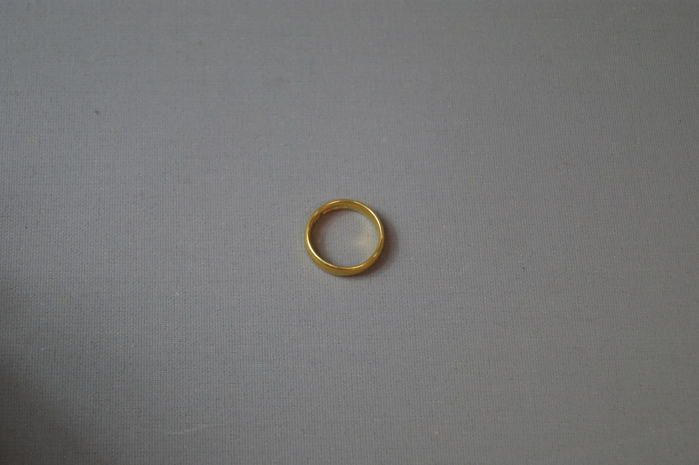 22ct. gold wedding band  Total weight approximately 5.9g.