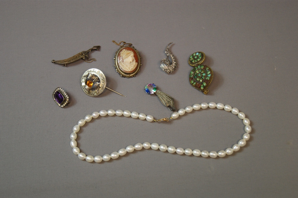 A selection of vintage jewellery