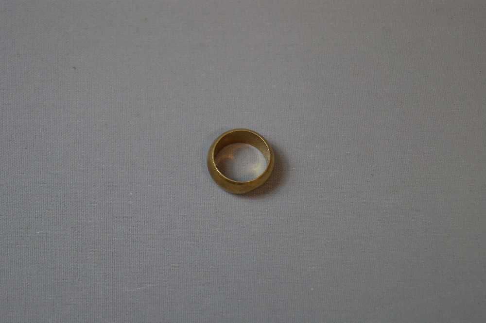 WITHDRAWN FROM SALE: 18ct. yellow gold wedding band  Total weight approximately 10.