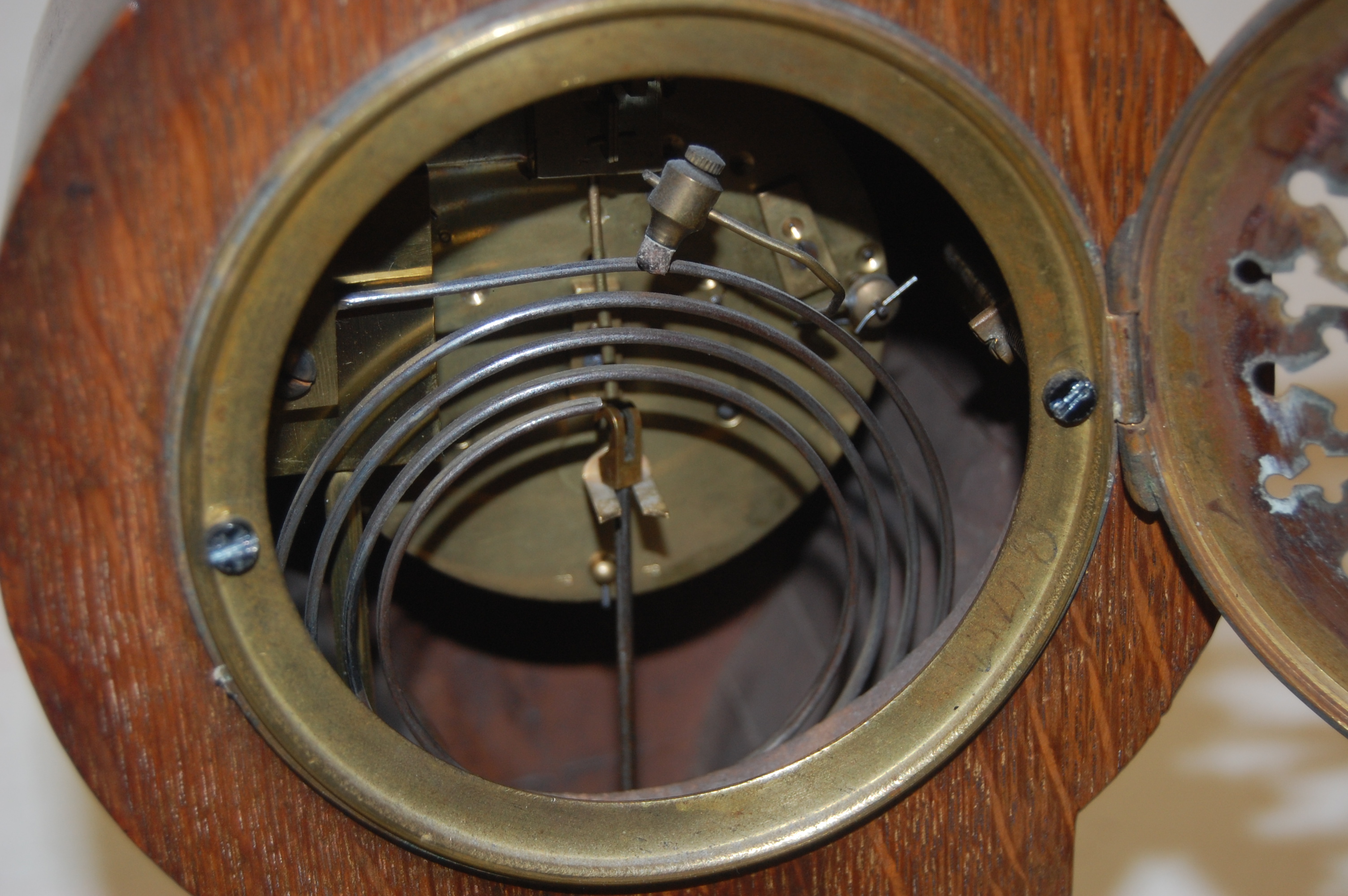 An Edwardian oak cased rosewood cross banded and satinwood inlaid balloon shaped mantel clock having - Image 9 of 9