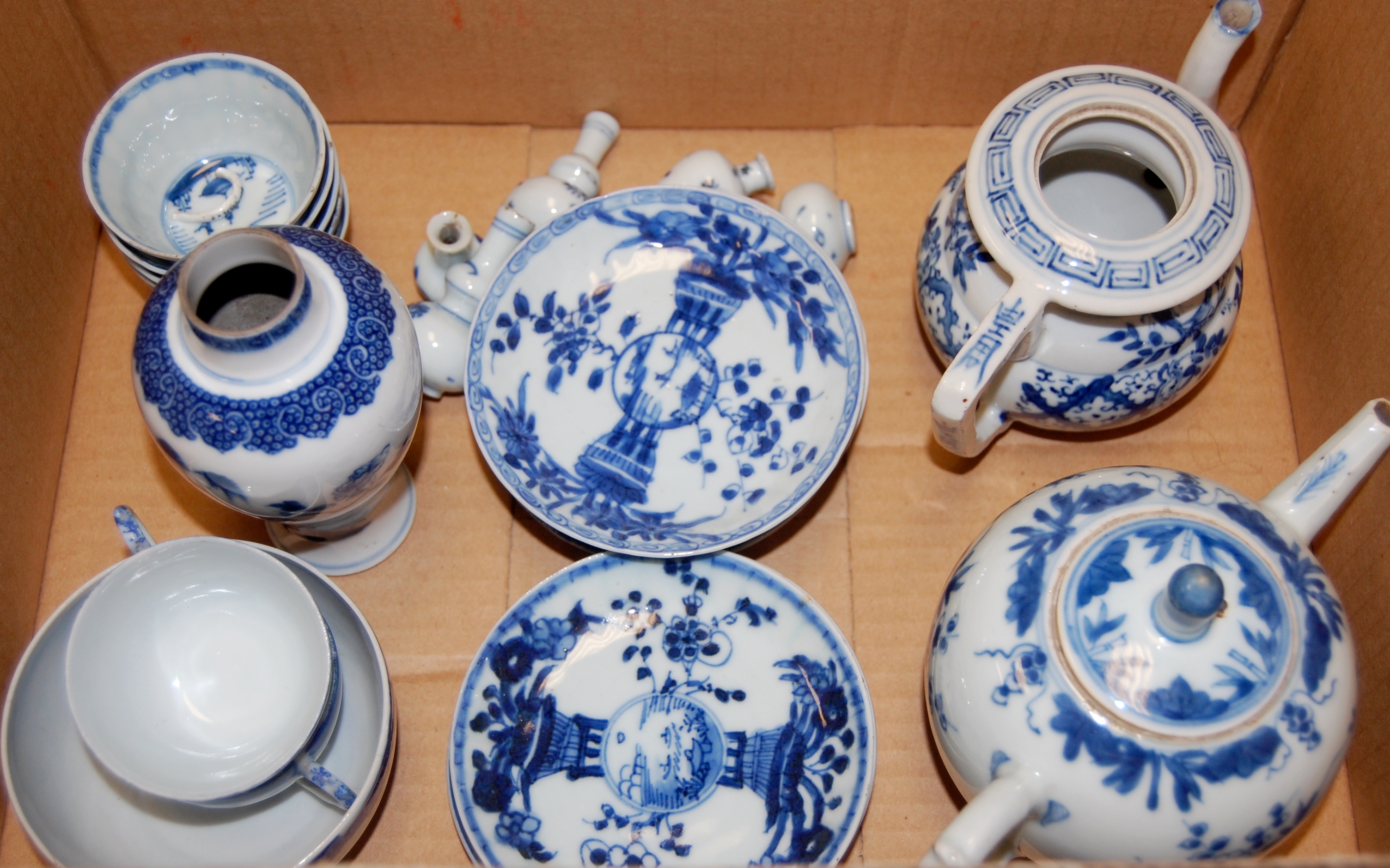 Assorted Chinese underglaze blue decorated export wares to include teapots, baluster form vase,