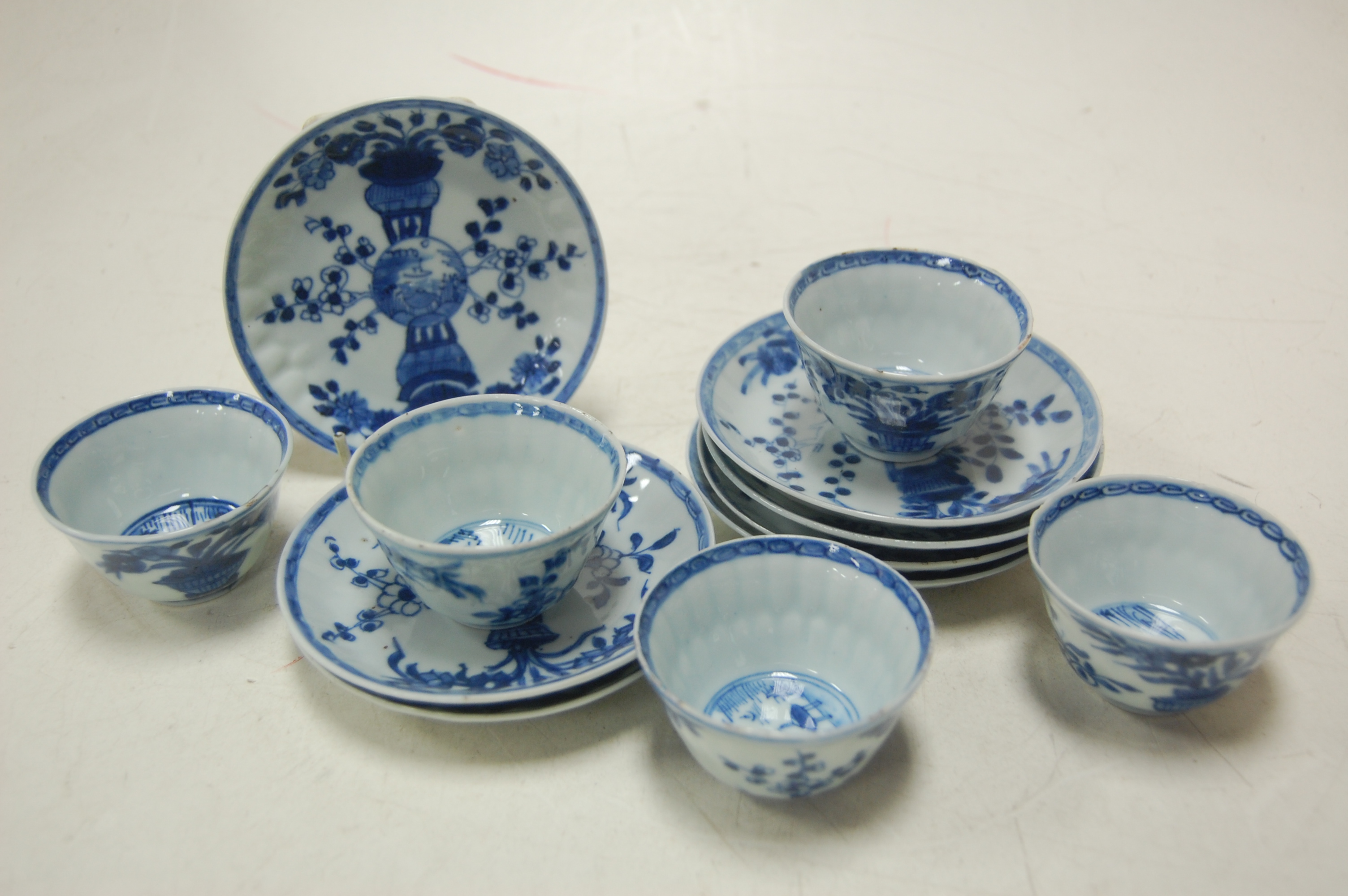 Assorted Chinese underglaze blue decorated export wares to include teapots, baluster form vase, - Image 7 of 15