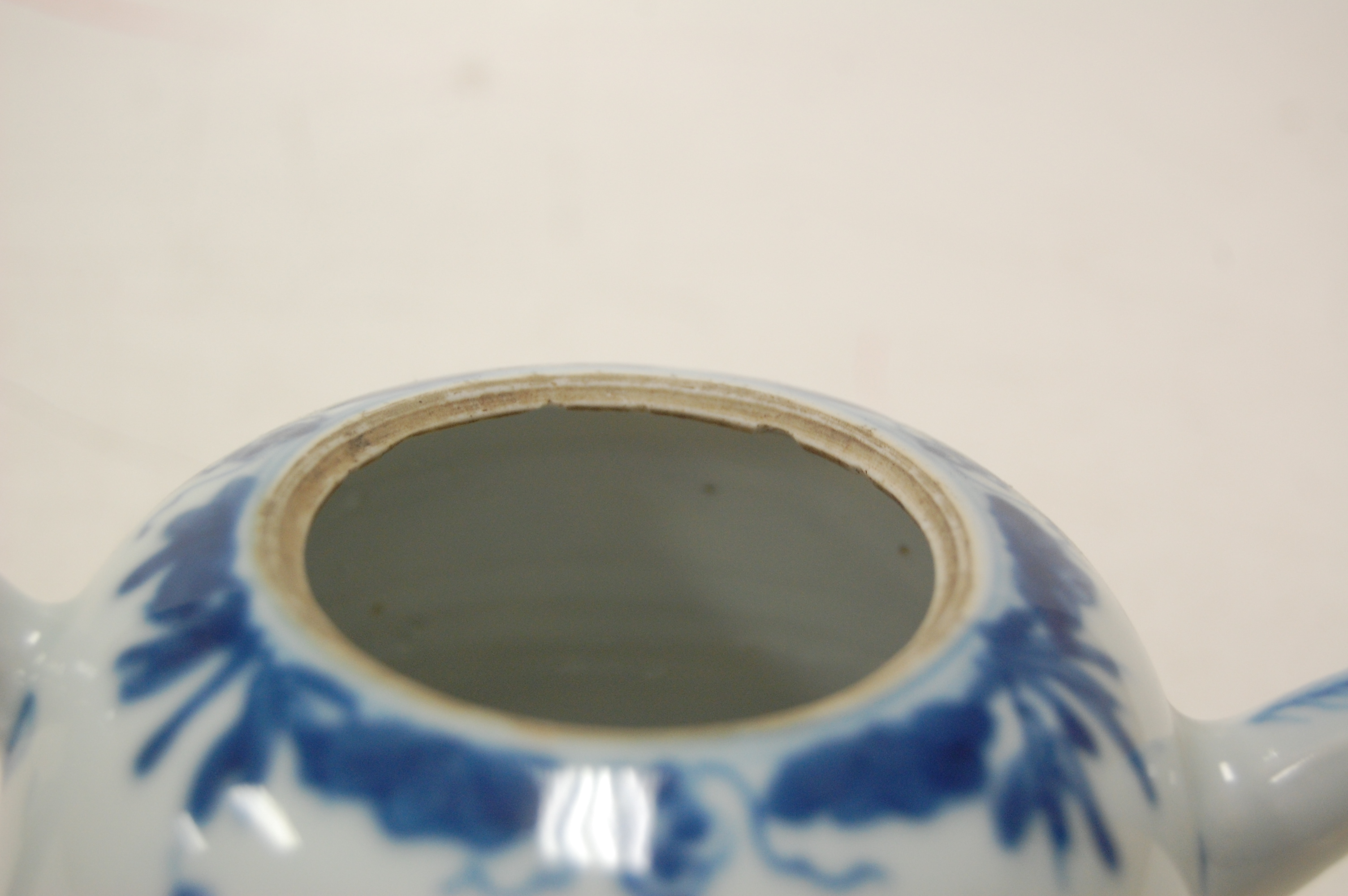 Assorted Chinese underglaze blue decorated export wares to include teapots, baluster form vase, - Image 3 of 15