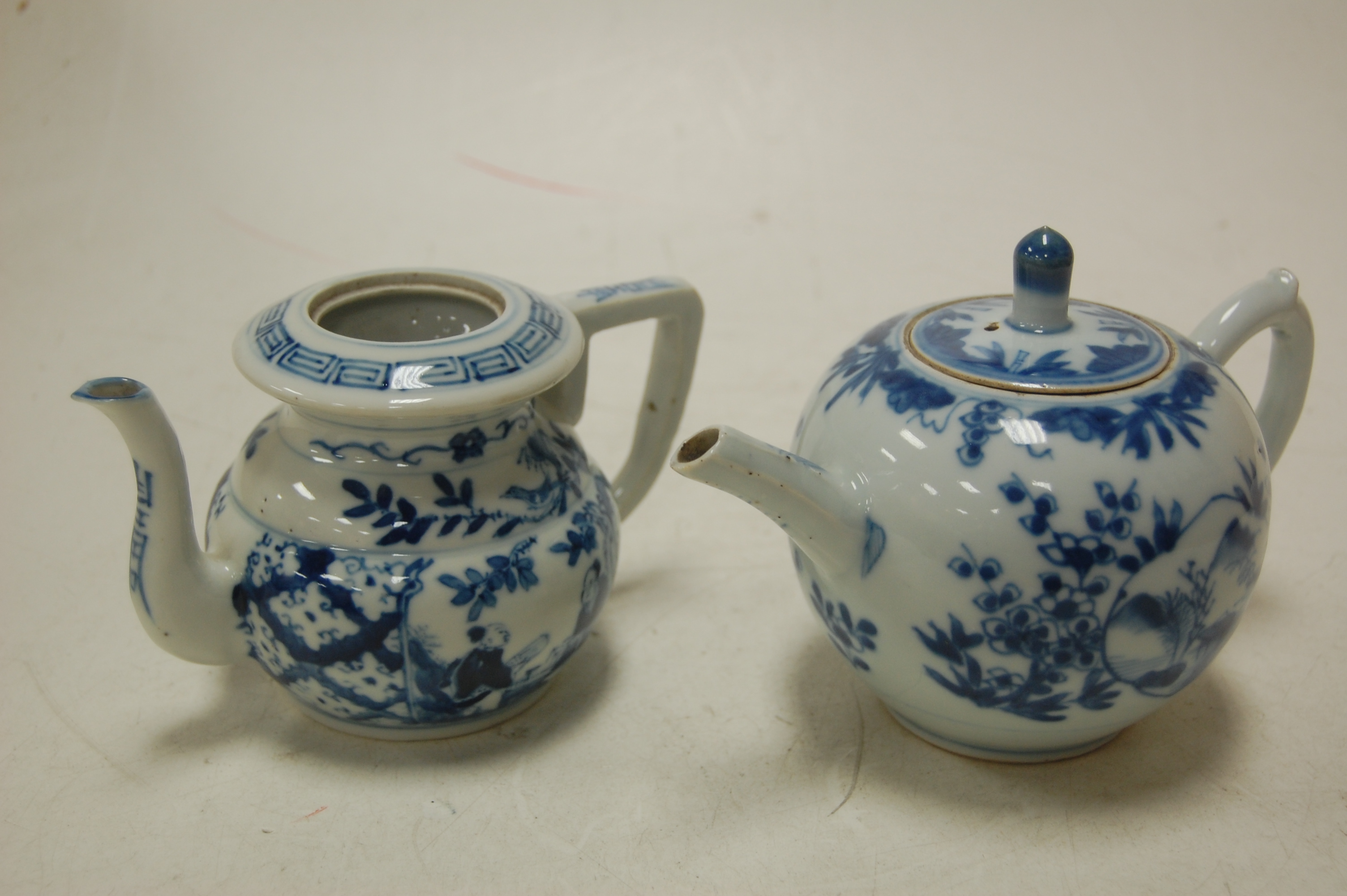 Assorted Chinese underglaze blue decorated export wares to include teapots, baluster form vase, - Image 2 of 15