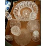 Mixed lot of glassware to include a cut