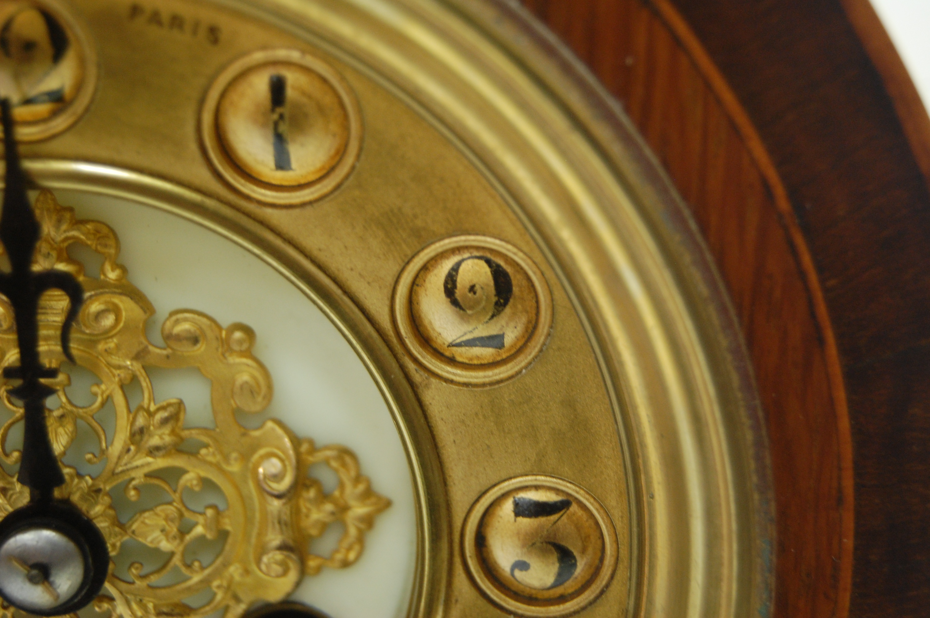 An Edwardian oak cased rosewood cross banded and satinwood inlaid balloon shaped mantel clock having - Image 7 of 9