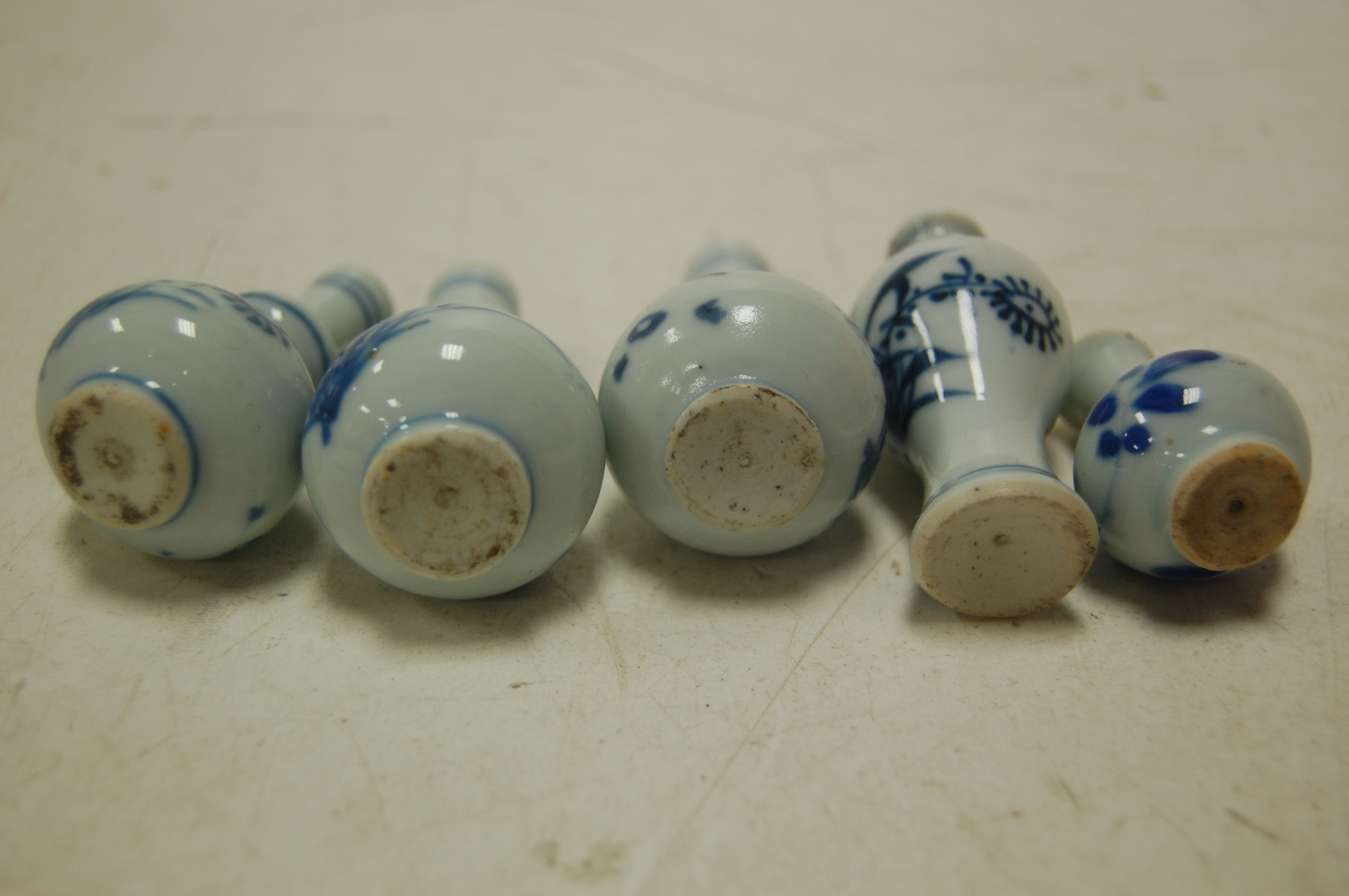 Assorted Chinese underglaze blue decorated export wares to include teapots, baluster form vase, - Image 14 of 15