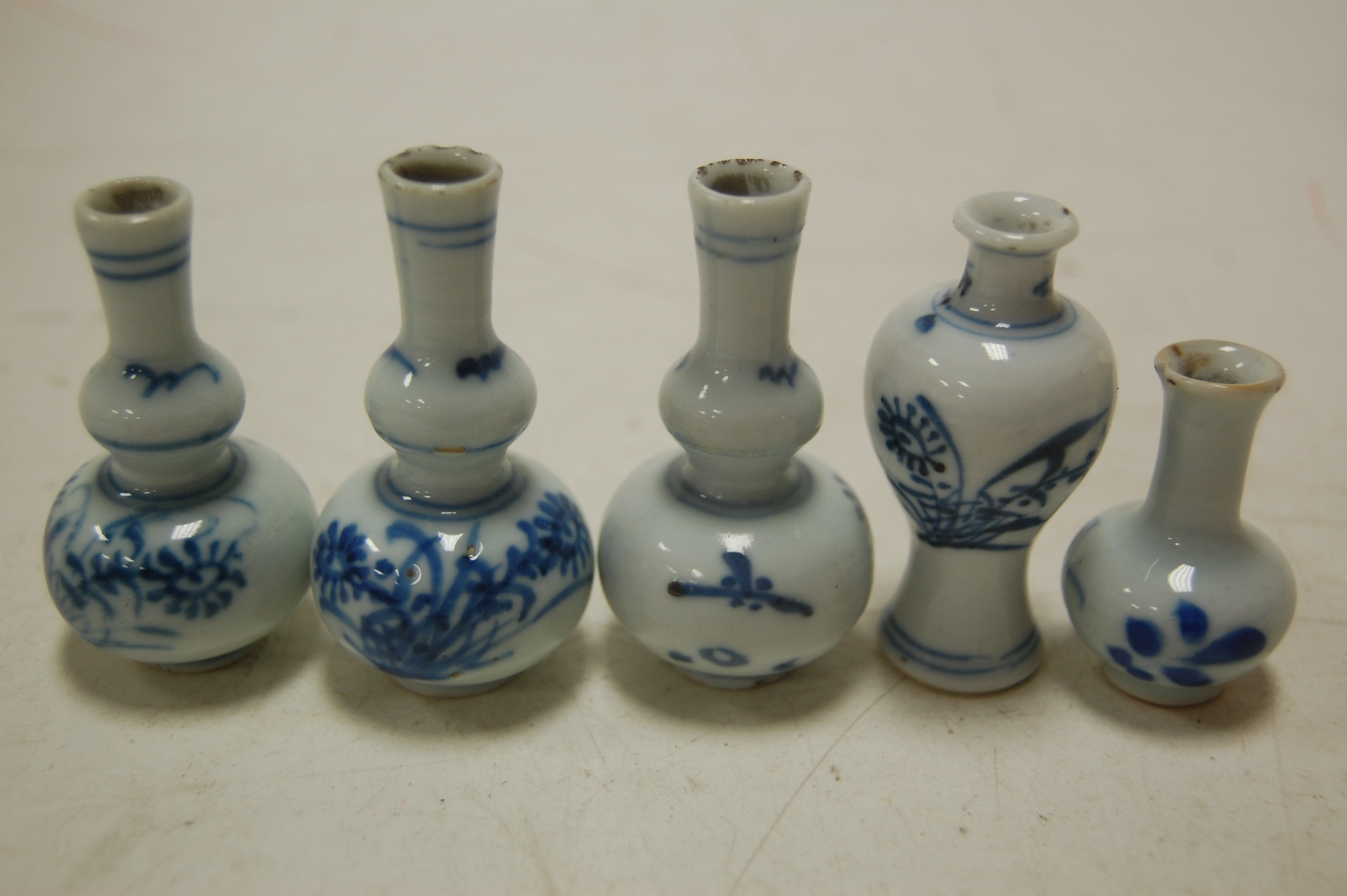 Assorted Chinese underglaze blue decorated export wares to include teapots, baluster form vase, - Image 13 of 15