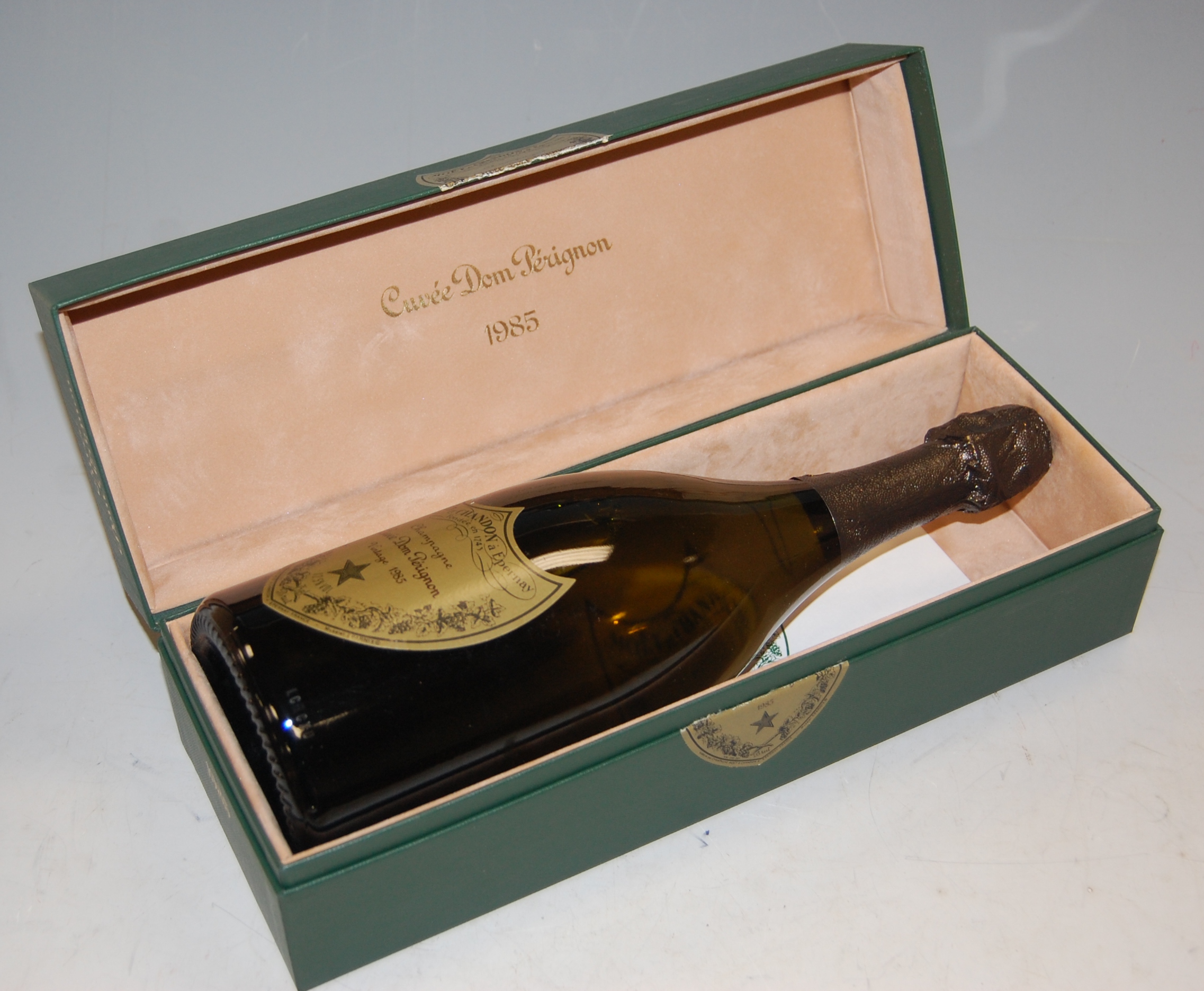 Moet & Chandon Dom Perignon Brut Champagne, 1985, in gift box,
