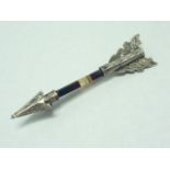 A Victorian white metal mounted agate brooch modelled as an arrow, 5.5 cm