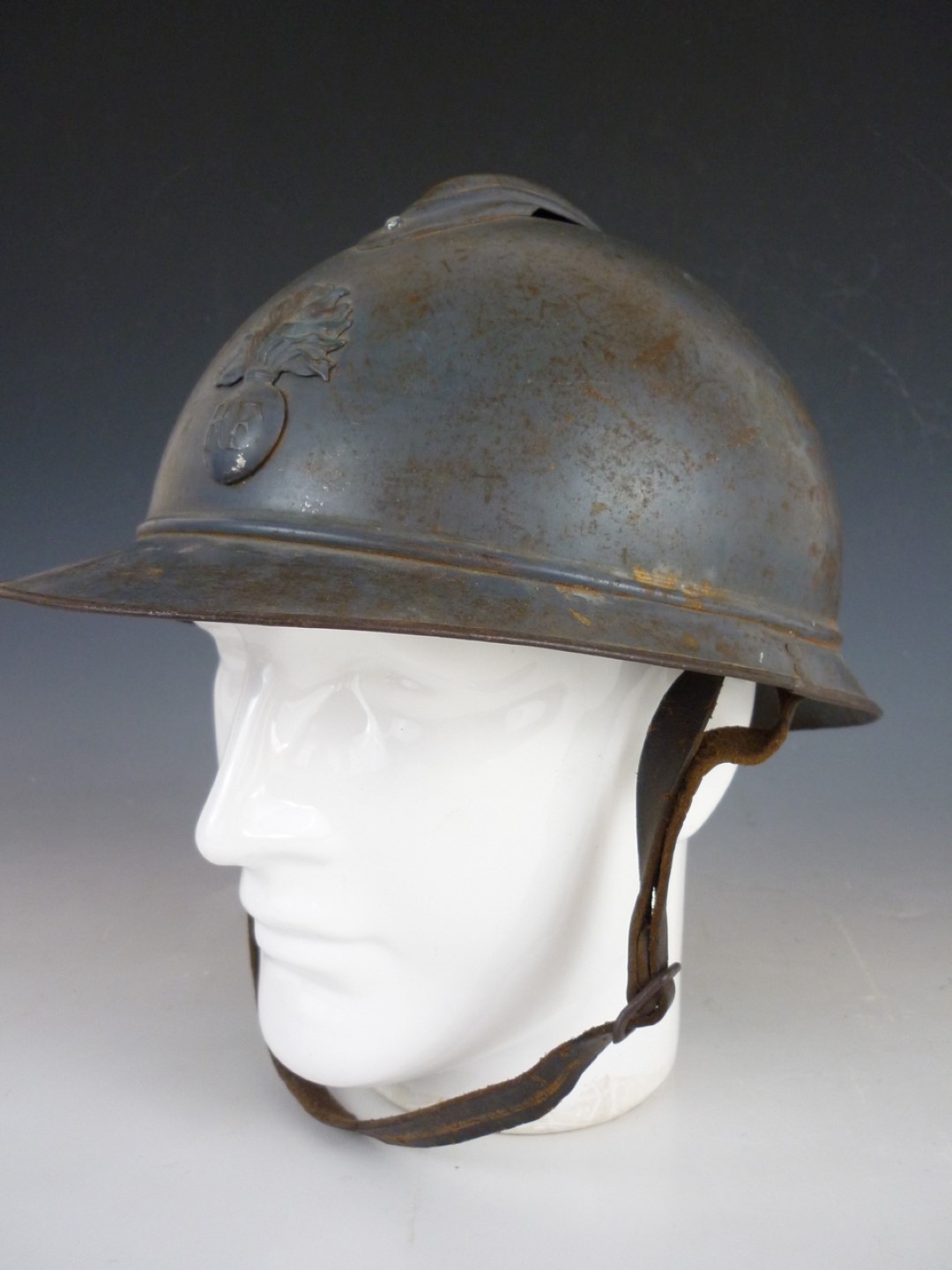 A First World War French 1915 Adrian pattern steel helmet - Image 3 of 4