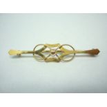 An early 20th Century 9ct gold open-work bar brooch, in the form of a planar bar entwined in a