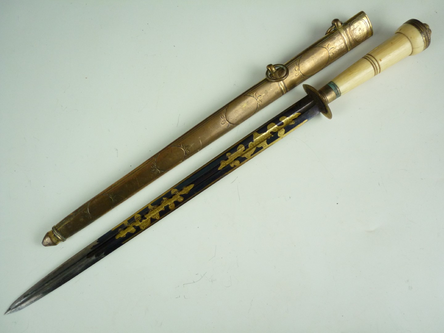 A Georgian ivory handled dirk, having a blue-and-gilt blade, single-fullered and decorated in a - Image 2 of 3