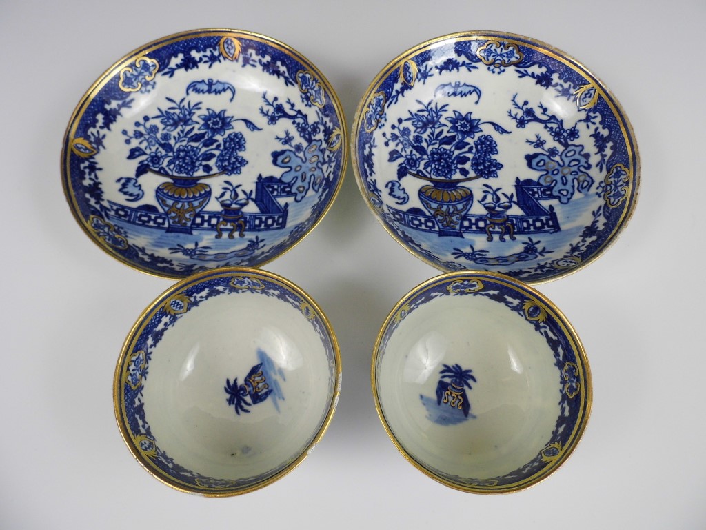 A pair of 18th Century Worcester blue and white transfer printed tea bowls and saucers in the Bat - Image 2 of 2