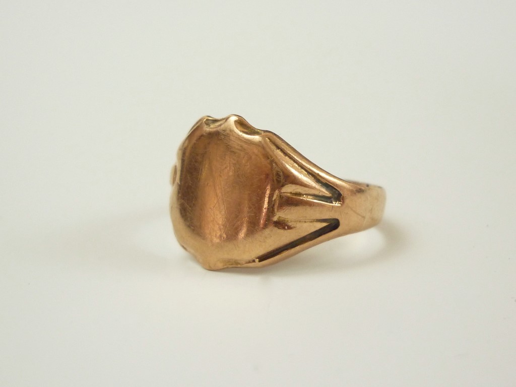 A 9ct rose gold signet ring with vacant shield-shaped face, 3.4 g