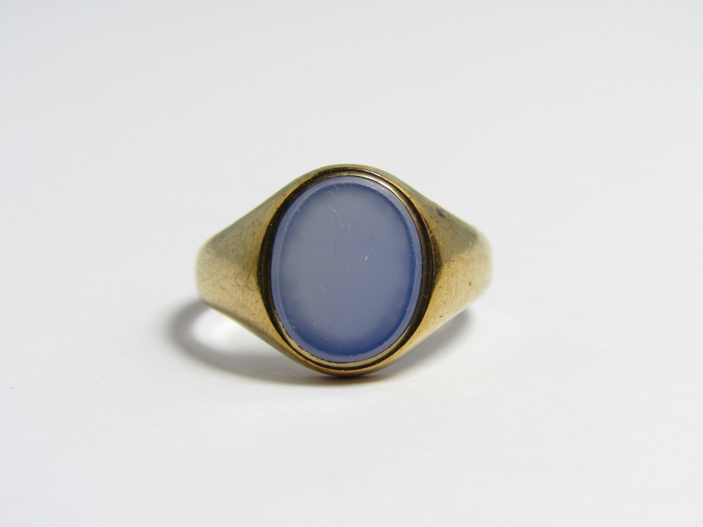 A 9ct gold signet ring, set with a purple hardstone matrix