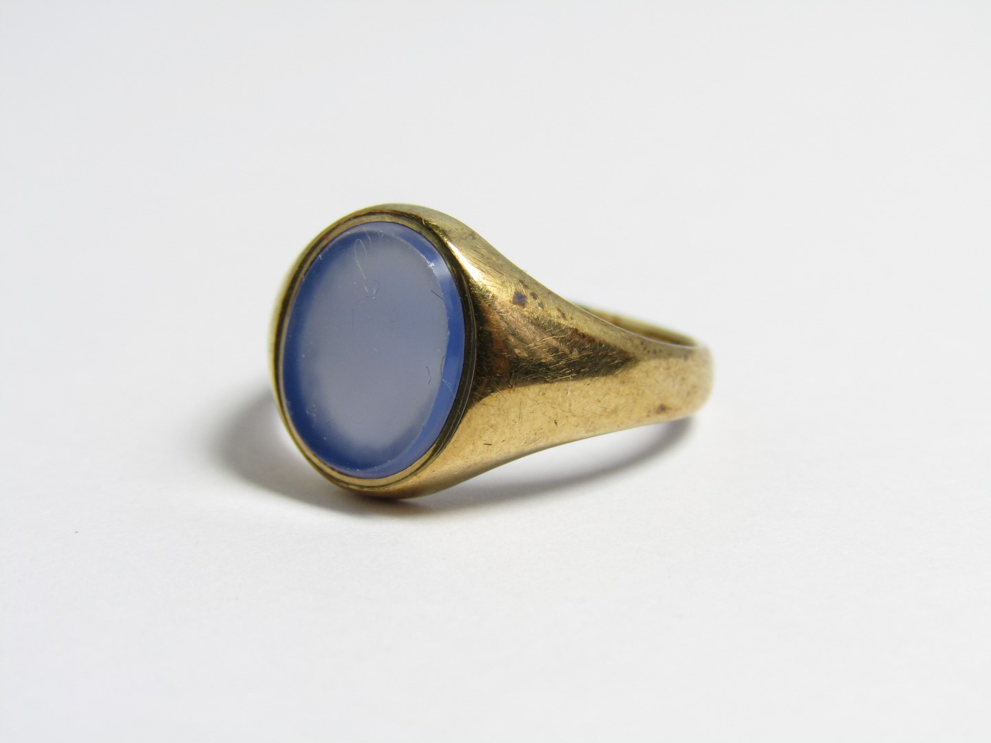 A 9ct gold signet ring, set with a purple hardstone matrix - Image 2 of 2