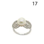 White gold, diamonds and pearl ring