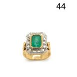 Gold, emerald and diamonds ring