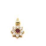 Gold, ruby and diamonds pendant.Colgante rosetón en oro con rubí central orlado por brillantes