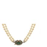 Pearls, gold , platinum, diamonds and emerald necklaceCollar de dos vueltas de perlas cultivadas