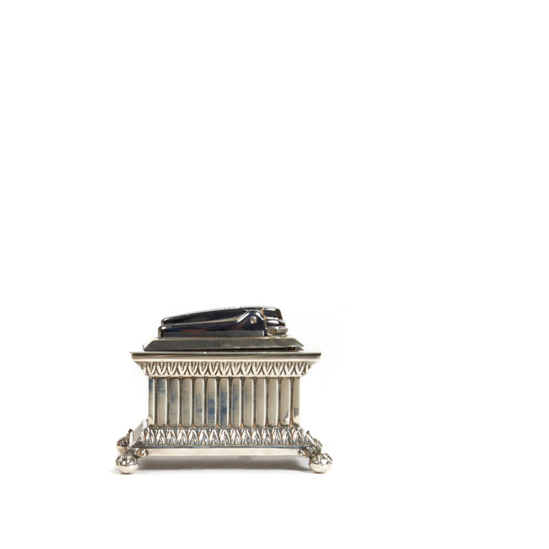Hallmarked silver Ronson table lighter. Encendedor de sobremesa Ronson diseño arca en plata