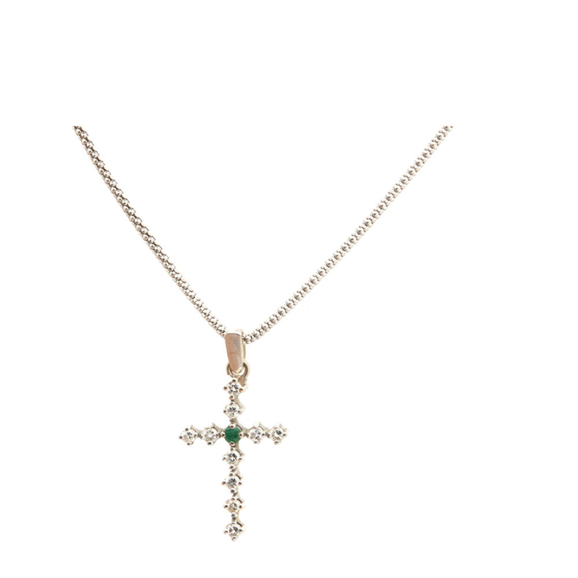 White gold, diamonds and emerald cross pendantColgante cruz en oro blanco con brillantes y esmeralda