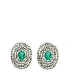 White gold, emerald and diamonds earringsPendientes en oro blanco con esmeralda talla oval y espiral