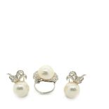 White gold, pearl and diamonds earrings and ring setJuego de pendientes y sortija en oro blanco