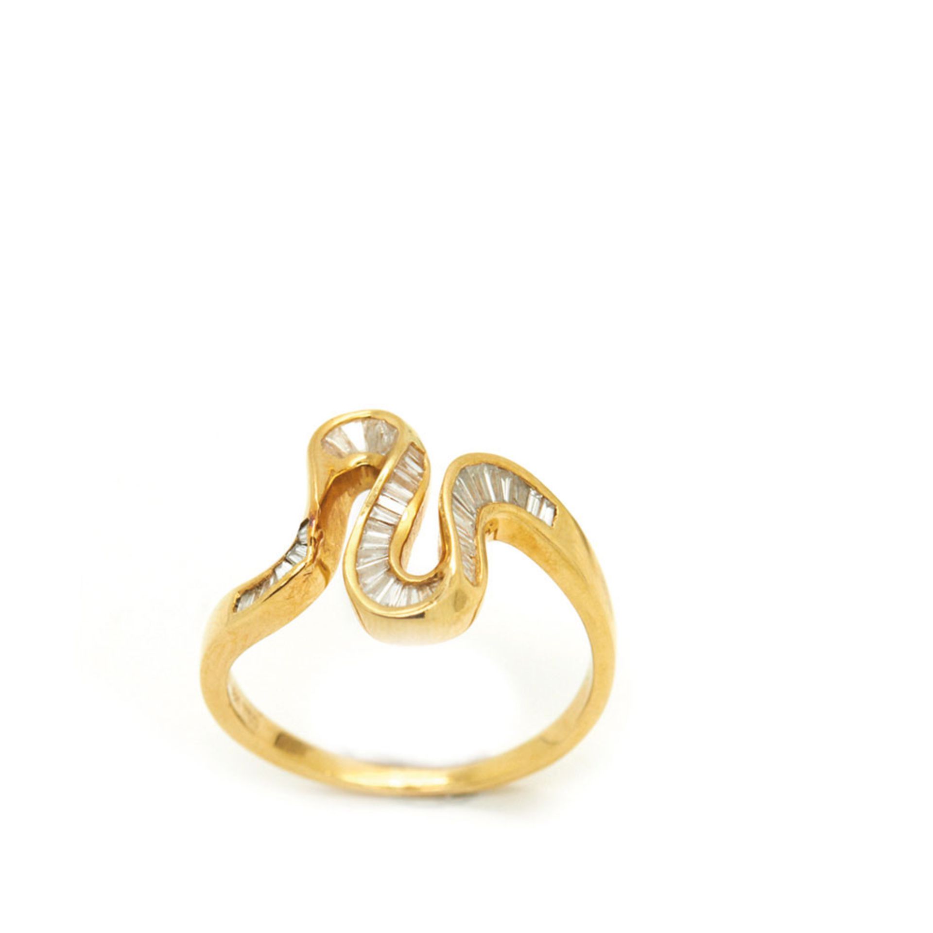 Gold and diamonds ringSortija en oro con centro de roleos de diamantes talla trapecio calibrados.