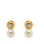 Gold, pearl and diamond earringsPendientes tu y yo en oro con perla cultivada de 8 mm. y brillante