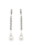 White gold, pearl and diamonds earrings Pendientes largos en oro blanco con barrita articulada de