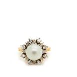 Gold, white gold, pearl and diamonds ring Sortija en oro bicolor con perla cultivada de 8 mm. orlada