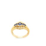 Gold, blue sapphires and diamonds ring Sortija en oro con centro de zafiros azules talla oval y