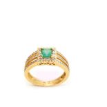 Gold, emerald and diamonds ring Sortija en oro con esmeralda central talla esmeralda orlada y