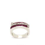 White gold, diamonds and rubies ring Sortija en oro blanco con centro de brillantes engastados en