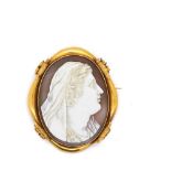 Gold cameo brooch, 19th century Broche camafeo en oro 14K con representación de busto masculino