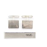 White gold and diamonds cufflinks and tie needle Lote de gemelos y pasador de corbata en oro