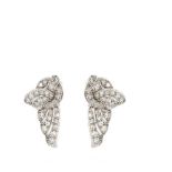 Platinum and diamonds earrings Pendientes en platino con hojas caladas de brillantes, c.1940. Peso