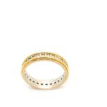 Gold, white gold and diamonds ring Sortija alianza en oro bicolor y brillantes. Peso brillantes: 0,