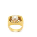 Gold, pearl and diamonds ring Sortija en oro con perla cultivada de 8,5 mm. y brillantes. Peso