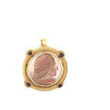 Gold, mother of pearl, blue sapphires pendant brooch Broche colgante en oro con representación de