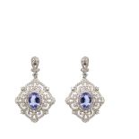 White gold, tanzanite and diamonds earrings Pendientes en oro blanco con tanzanita talla oval orlada