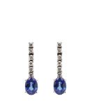 White gold, diamonds and blue sapphire earrings Pendientes en oro blanco con barrita rígida de