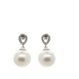 White gold, diamonds and Australian pearl earrings Pendientes en oro blanco con lágrima calada de