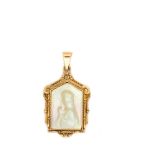 Gold and mother of pearl medallion pendant circa 1940 Colgante medalla en oro con representación