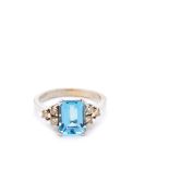 White gold, topaz and diamonds ring Sortija en oro blanco 14K con topacio azul talla esmeralda