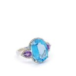 White gold, blue topaz, amethysts and diamonds ring Sortija en oro blanco con topacio azul talla