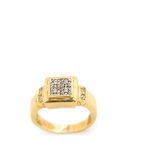 Gold and diamonds ring Sortija en oro con centro cuadrado de brillantes. Peso brillantes: 0,22 ct.