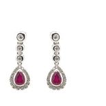 White gold, diamonds and ruby earrings Pendientes en oro blanco con tres brillantes engastados en